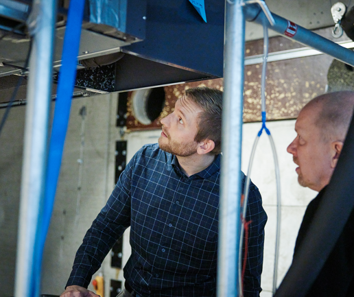 Allan (mekanisk udviklingsingeniør hos Airmaster) inspicerer ventilationsanlæg under produktion