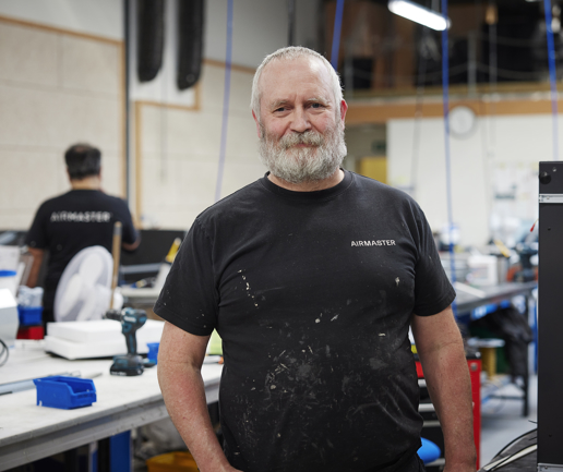 Anders på Airmasters værksted er glad for den frihed og tillid Airmaster giver deres medarbejdere