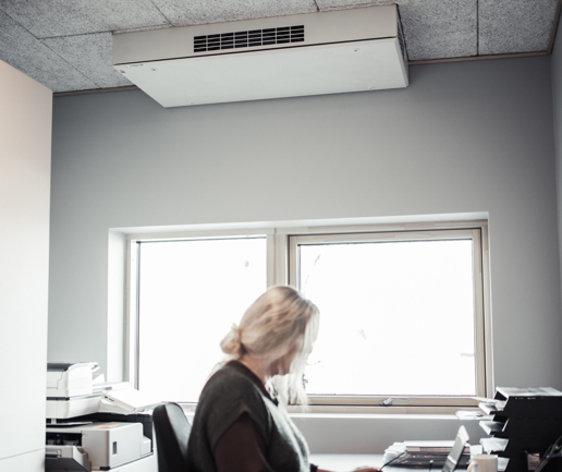 Vægophængt ventilationsanlæg på kontor i modulbyggeri